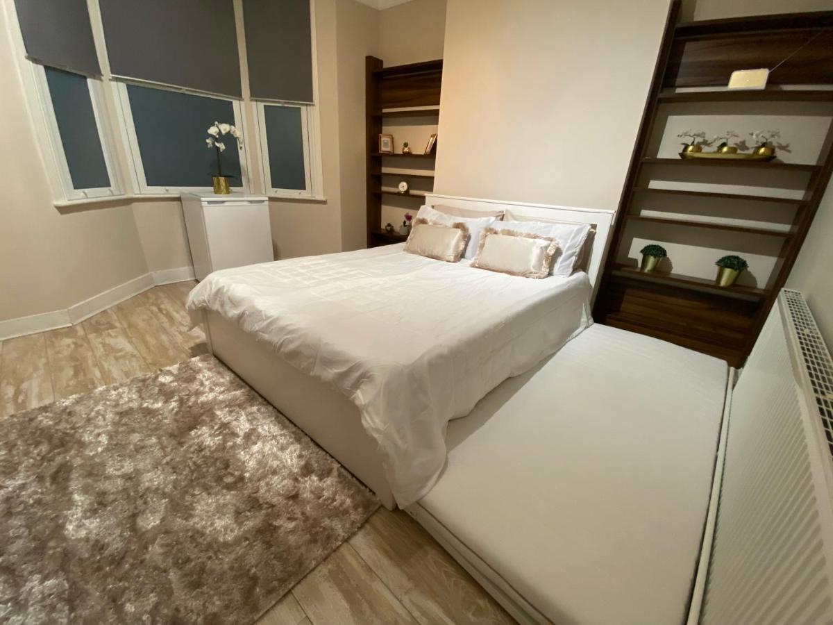 Private Rooms In Excellent Family House ,Zone 2 London Exterior photo