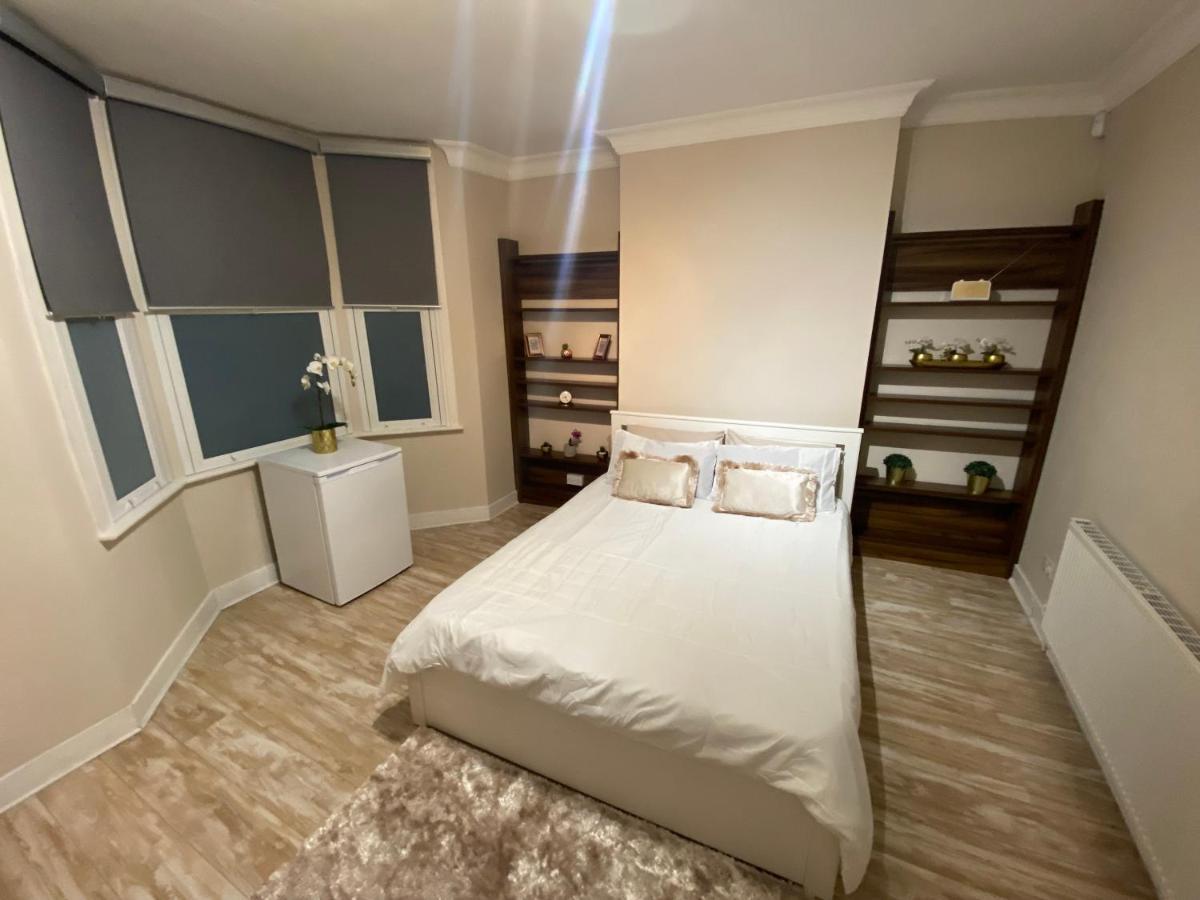 Private Rooms In Excellent Family House ,Zone 2 London Exterior photo