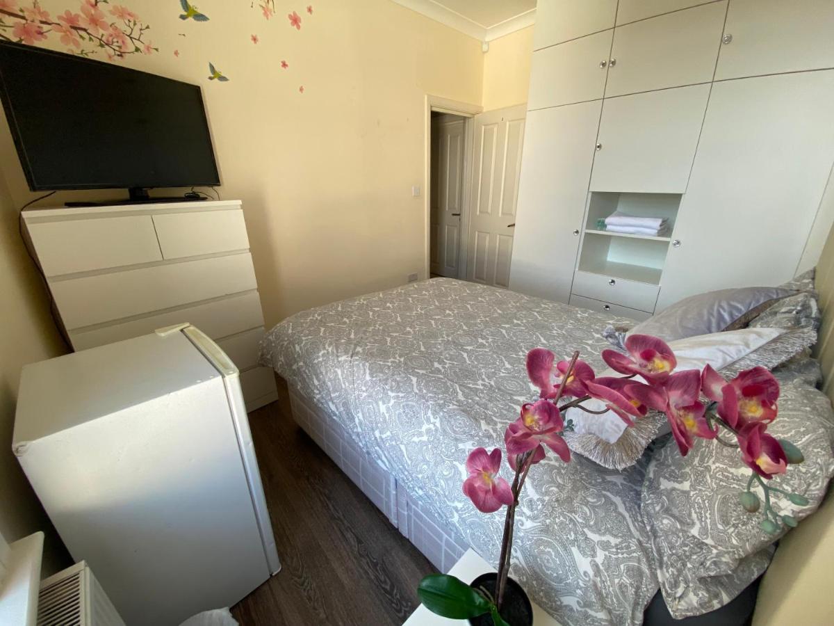 Private Rooms In Excellent Family House ,Zone 2 London Exterior photo