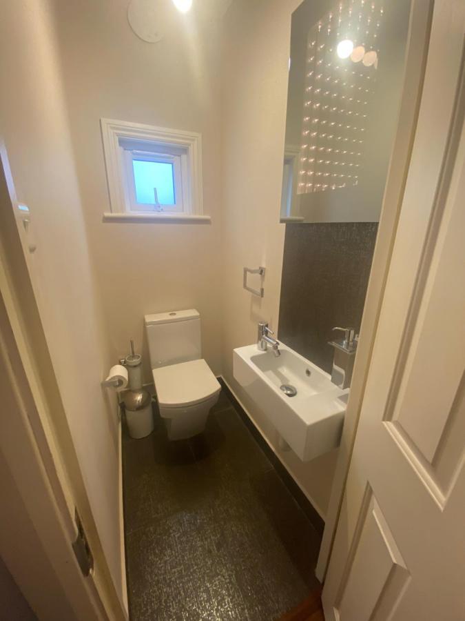 Private Rooms In Excellent Family House ,Zone 2 London Exterior photo
